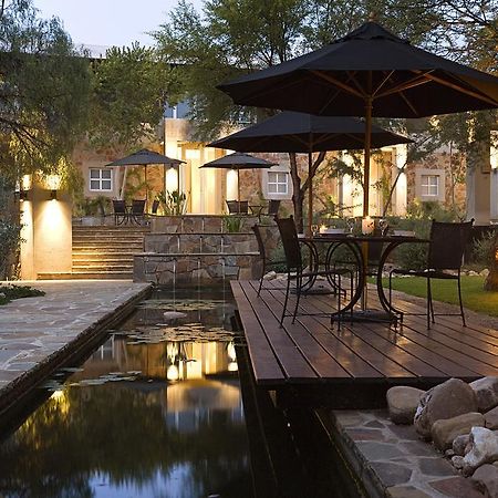 The Village Courtyard Suites & Executive Apartment Windhoek Buitenkant foto