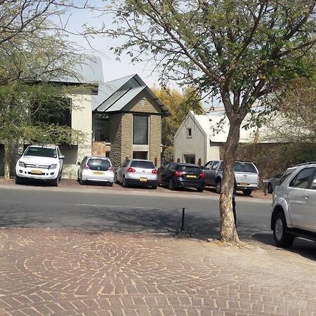 The Village Courtyard Suites & Executive Apartment Windhoek Buitenkant foto