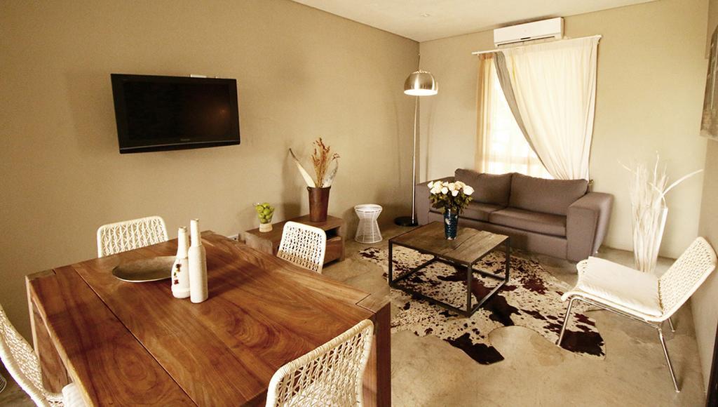 The Village Courtyard Suites & Executive Apartment Windhoek Buitenkant foto