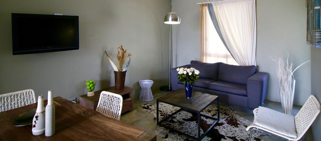 The Village Courtyard Suites & Executive Apartment Windhoek Buitenkant foto