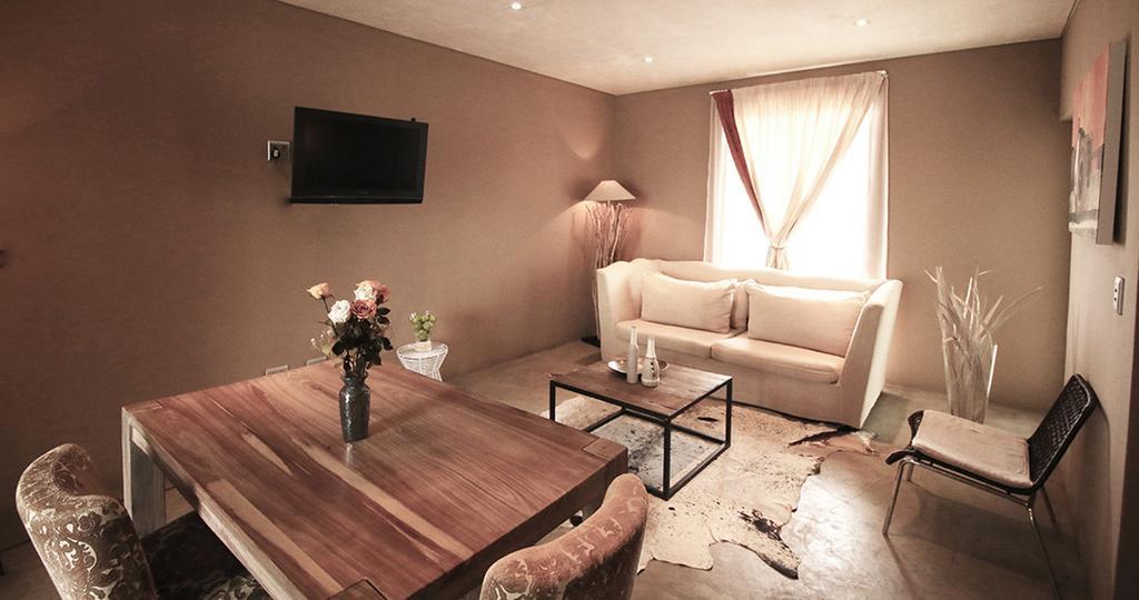 The Village Courtyard Suites & Executive Apartment Windhoek Buitenkant foto