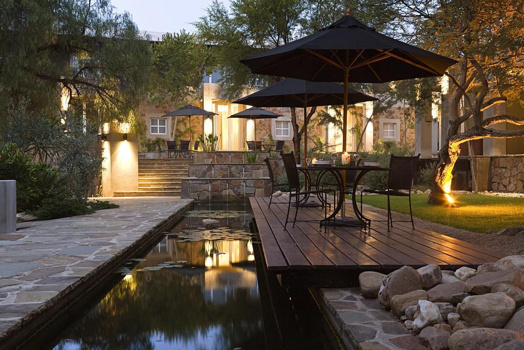 The Village Courtyard Suites & Executive Apartment Windhoek Buitenkant foto