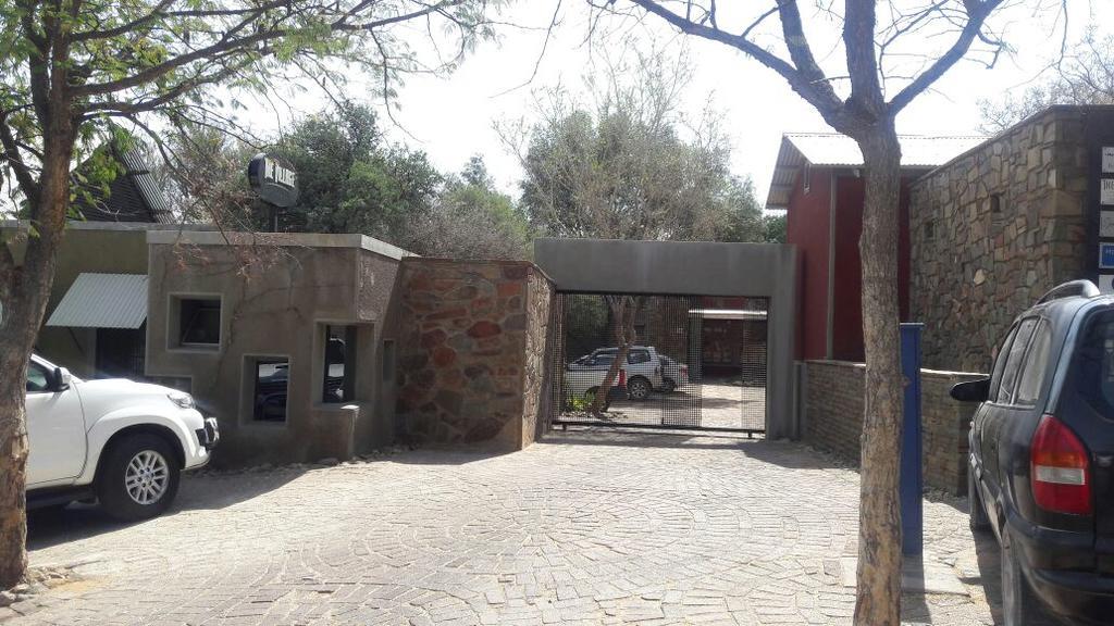 The Village Courtyard Suites & Executive Apartment Windhoek Buitenkant foto