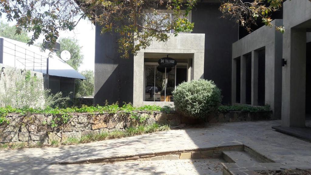 The Village Courtyard Suites & Executive Apartment Windhoek Buitenkant foto