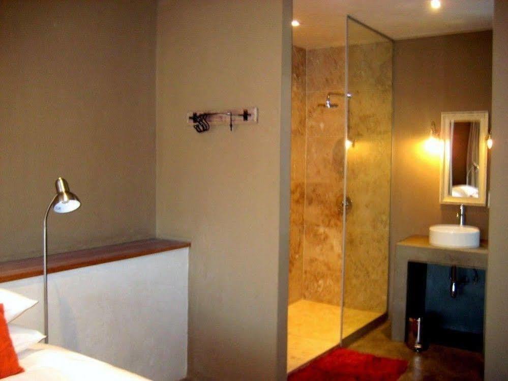 The Village Courtyard Suites & Executive Apartment Windhoek Buitenkant foto